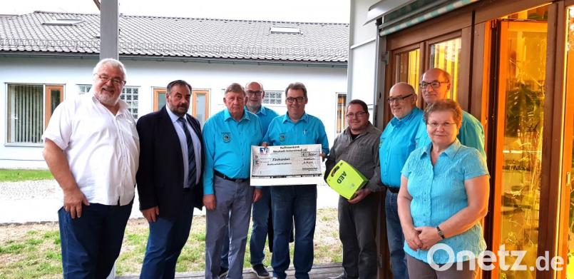 Siedlerchef Peter Schuch (Mitte) überreicht einen 500-Euro-Scheck an die Marktgemeinde zur Anmietung eines Defibrillators, der am Gesundheitszentrum installiert werden soll Bild: fvo
