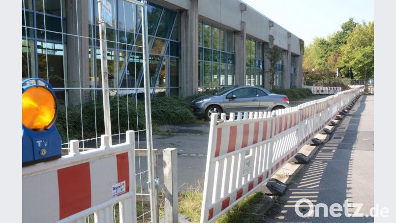 Ein letzter Wagen parkt vor der Schwimmhalle der Realschule, die Baumaßnahmen zur Generalsanierung haben begonnen. Bild: gsb