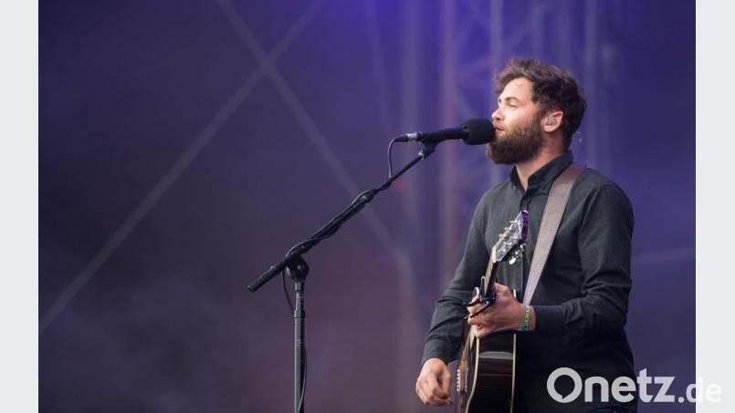 Der britische Sänger Passenger (Mike Rosenberg) singt auf dem Musikfestival Hurricane in Scheeßel (Niedersachsen). Am 15. September spielt er in München. Bild: Sebastian Gollnow/dpa