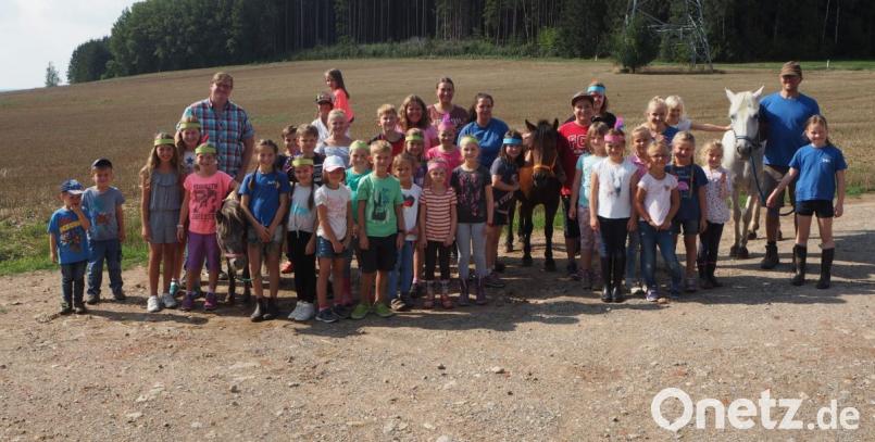 Der große Indianerstamm mit den Organisatioren der Jusos und vom Ponyhof. Bild: gz