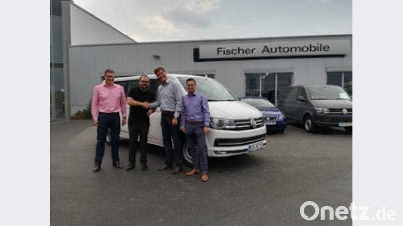 Bei der Übergabe des neuen Kleinbusses für den HC Sulzbach-Rosenberg (von links): Jugend-Koordinator Christian Weigl, Benjamin Scherzer von Fischer Automobile, Vorsitzender Christian Rohrbach sowie Sponsorbeauftragter und Kassier Marco Forster.	Bild: cwh Bild: cwh