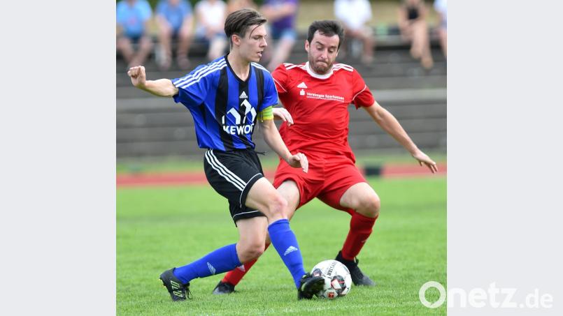 Tim Roith (links) und die Landesliga-Reserve der SpVgg SV Weiden sind im Stadtduell bei Anadoluspor gefordert. Der bislang äußerst souveräne Kreisliga-Spitzenreiter SpVgg Vohenstrauß (im Bild Stefan Gmeiner) muss nach Kemnath. Bild: mvk