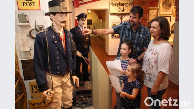 Die Museums-Rallye durch das Schwarzachtaler Heimatmuseum ermöglicht Familien mit Kindern, die Ausstellung auf spielerische Weise zu entdecken. Beispielsweise werden bei der Suche nach einem speziellen Exponat die Aufmerksamkeit und Beobachtungsgabe der jungen Teilnehmer geschult. Bild: mp