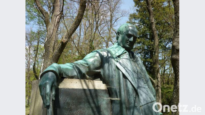 Es gibt seit Jahren einen rund um Horní planá herumführenden Adalbert-Stifter-Wanderweg. Am besten beginnt man im kleinen Park oberhalb der Kirche auf dem Gutwasserberg. Dort steht eine Statue von Stifter. Bild: Bernhard Setzwein