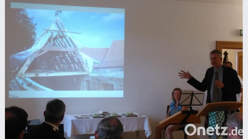 Architekt Michael Dittmann blickt auf die Sanierungsarbeiten zurück. Die Gäste lauschen seinem Vortrag gebannt. Bild: ens