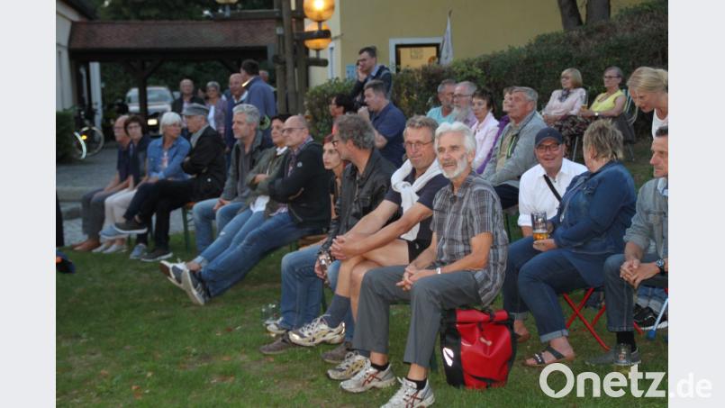 Die Freizeitanlage ist auch zum Serenadenabschluss noch einmal so richtig voll. Wer keinen Platz im Biergarten oder an den Biertischgarnituren ergattert, stellt sich kurzerhand Bänke in die Wiese. Bild: prh