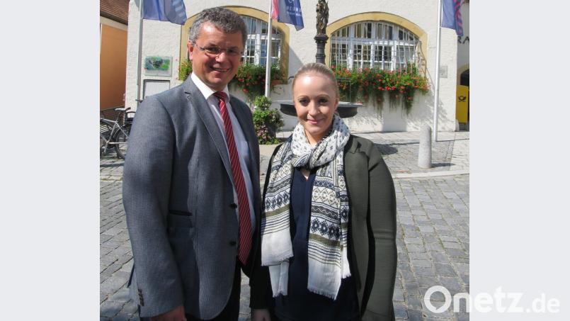 Bürgermeister Martin Birner setzt beim Stadtmarketing auf das Know-how von Ulrike Meixner. Bild: bl