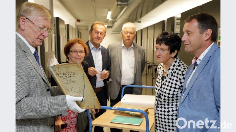 Archivar Johannes Laschinger zeigt den Besuchern ein Amberger Rechnungsbuch aus dem Jahr 1683. Von links: Brigitte Netta (3. Bürgermeisterin), Richard Gaßner (Bezirksrat), Reinhold Strobl (Mitglied des Landtags), Inge Aures (Vizepräsidentin des Bayerischen Landtags) und Uwe Bergmann (Landtagskandidat der SPD) staunen. Bild: Wolfgang Steinbacher