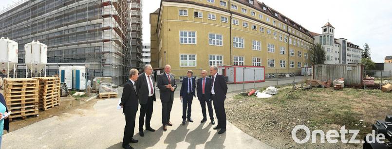Auf dem freien Grundstück rechts, direkt im Anschluss an das ehemalige Augustiner-Seminar, entsteht ab 2019 die neue Klinik für Kinder- und Jugendpsychiatrie. In Augenschein nehmen es (von links): Manfred Tretter (Kliniken Nordoberpfalz AG), Bezirkstagsvizepräsident Lothar Höher, Bezirkstagspräsident Franz Löffler, Helmut Hausner (Medbo-Vorstand), Konrad Kastner (Medbo-Direktor) und Oberbürgermeister Kurt Seggewiß. Bild: Gabi Schönberger