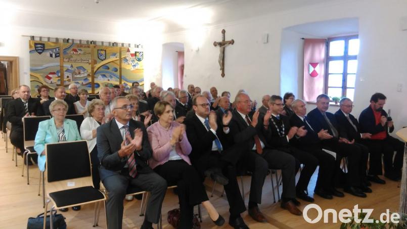 Zahlreiche Gäste sind zum Festakt in den historischen Saal des Schlosses gekommen. Bild: ens