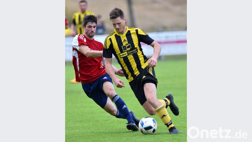 Die SV Grafenwöhr bangt vor dem Heimspiel gegen den 1. FC Schwarzenfeld noch um den Einsatz von Benjamin König (rechts, Szene aus der Partie gegen den SV Kulmain). Bild: A. Schwarzmeier