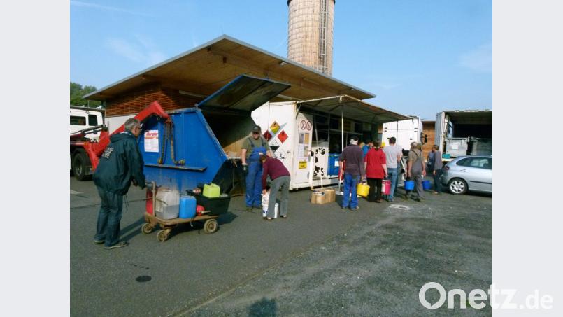 Am Bauhof entledigen sich viele Eschenbacher beim Giftmobil ihres Problemmülls. Bild: rn