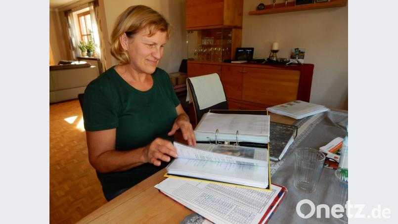 Die Sprecherin Renate Most blättert in den alten Gruppenbüchern und berichtet von 25 Jahre erfolgreicher Familienarbeit innerhalb der Kolpingsfamilie. Bild: hir