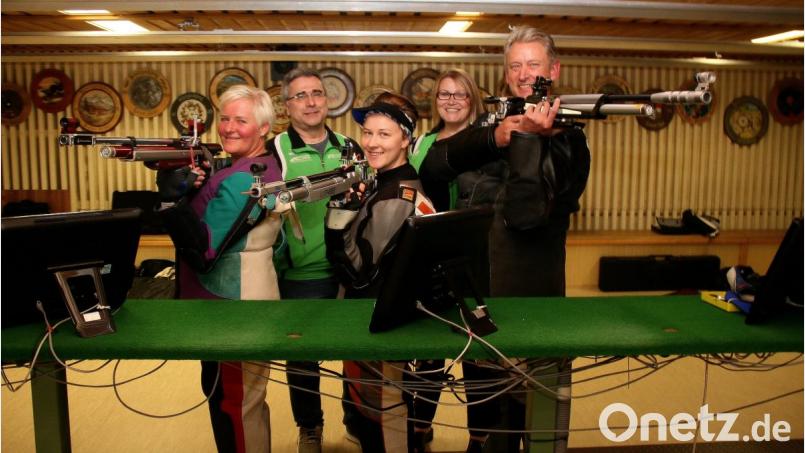 Erfolgreich von den Deutschen Meisterschaften in München-Hochbrück zurückgekehrt: Die Schützen (von links) Carola Hößl, Günther Hößl, Sabrina Hößl, Michaela Grießhammer und Jürgen Wallowsky, die für „Andreas Hofer“ Fuchsmühl an den Start gingen. Bild: wro