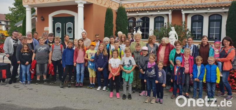 Viel Spaß für kleine und große Gäste der Arbeiterwohlfahrt: Der Ortsverband mit Elfriede Stich an der Spitzehat zur Ferienfahrt nach Loifling eingeladen. Bild: nm