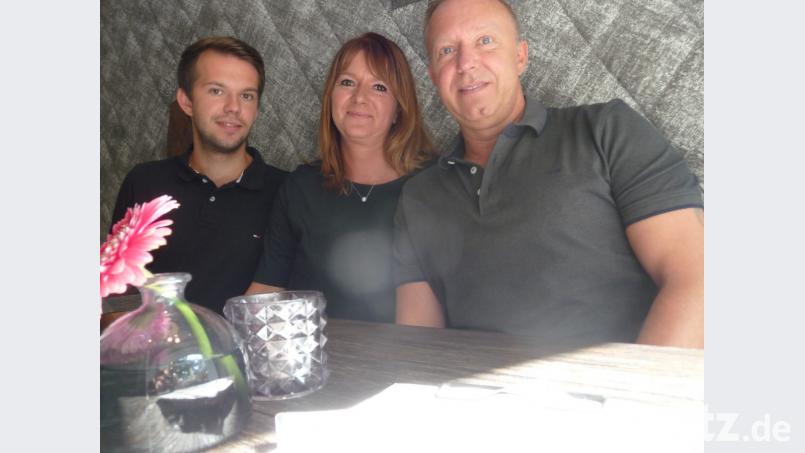 Christian und Alexandra Stammler (von rechts) werden mit Sohn Christian und vereinten Kräften im Lieblingsplatz arbeiten. Bild: anv