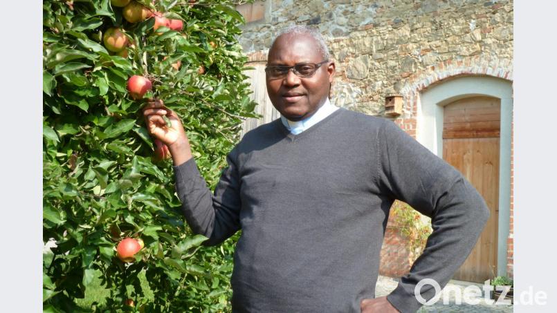 Äpfel mag Abbe Fulgence Coly gerne und auch beim Pflücken hat er mit seinen stattlichen 1,85 Metern kein Problem. Am Sonntag verlässt er den Pfarrhof Teunz schon wieder. Bild: Portner