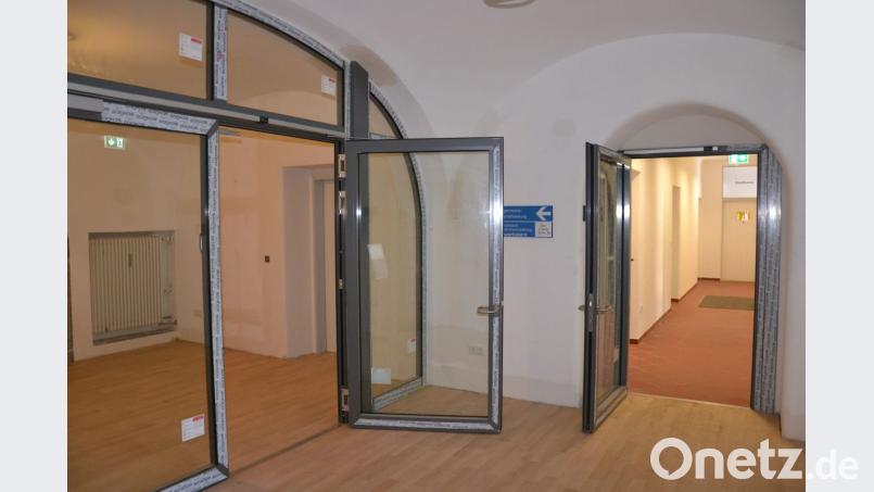 Die grauen Brandschutztüren mit einer Konstruktion aus Glas und Aluminium schaffen in den Fluren ein vollkommen neues Erscheinungsbild. Die Türen stehen offen. Nur im Falle eines Brands im Rathaus werden sie geschlossen. Bild: ck