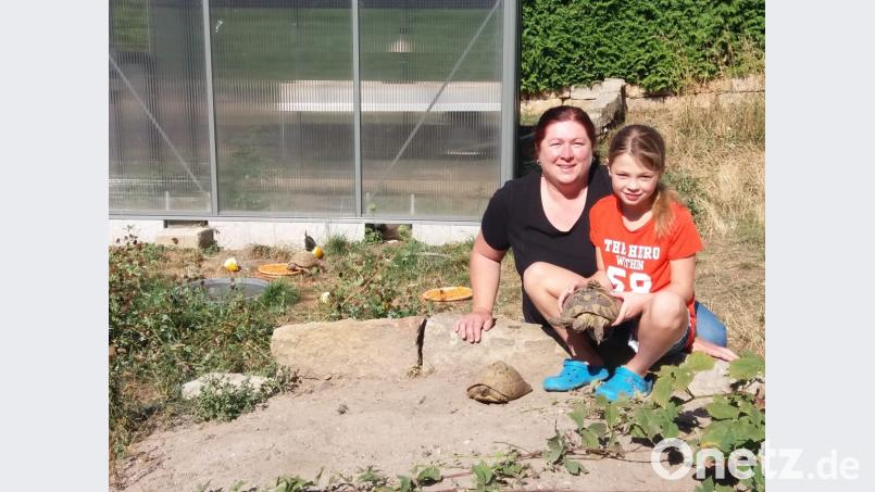 Heidi und Kim Edl mit ihren Schildkröten im großräumigen Gehege. Bild: lym