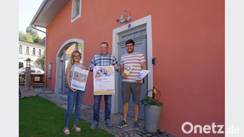 Daniela Pöhlmann (Stewog/Stadt), Uwe Zitzmann (Berater der Verbraucherzentrale) und Klimaschutzmanager Josef Neumann stellen die Förderprogramme vor. Bild: exb