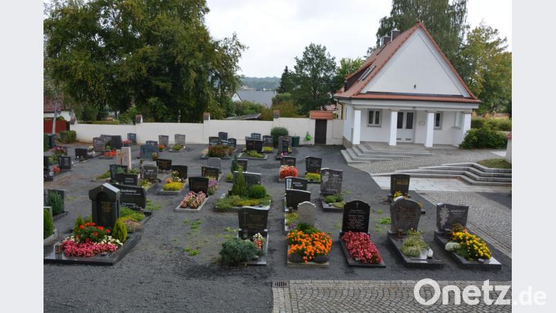 Für Gräber auf dem Pechbrunner Friedhof sind ab 1. Oktober höhere Gebühren zu bezahlen. Auch einige weitere Neuerungen hat der Gemeinderat gebilligt. Bild: jr