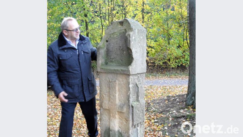 Der alte Bildstock, vermutlich aus dem 16. Jahrhundert, befindet sich in einem bedauernswerten Zustand. Doch das Denkmalamt in München lehnt einen Zuschuss für die Sanierung ab. Das verärgert Bürgermeister Rudolf Götz (Bild) und die Markträte. Das Denkmal steht an einem gut frequentierten Aussichtspunkt. Bild: jml