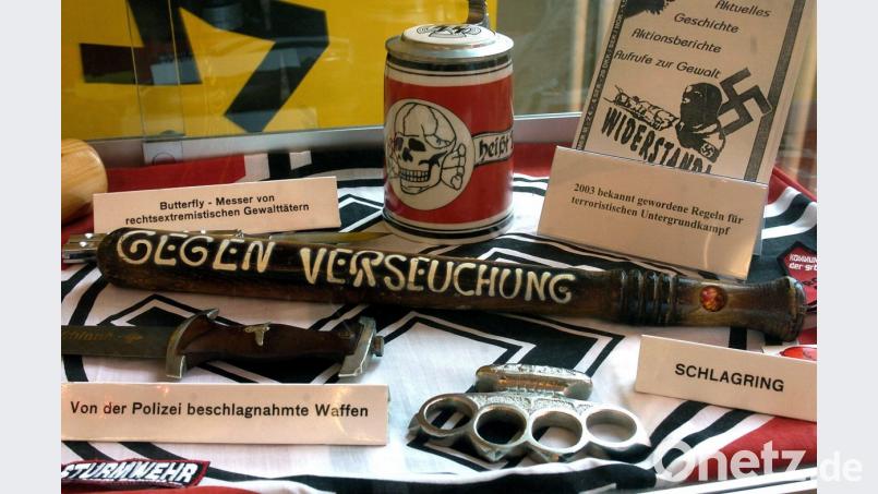 Von der Polizei sichergestellte Waffen und Symbole rechtsextremistischer Gruppen in einer Wanderausstellung in Schwerin. Das Problem rechtsradikaler Strömungen ist ein Gesamtgesellschaftliches. Bild: Jens Büttner/dpa