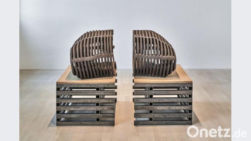 Ihre Werke (hier: Schwester, 2012/13, Keramik, Eisen, MDF 94 x 150 x 80 cm) verraten eine enorme Materialkenntnis und eine ganz eigene Formensprache, die einen wesentlichen Teil ihrer künstlerischen Schaffensprozesse ausmachen. Bild: Dejan Saric/Lothar-Fischer-Museum
