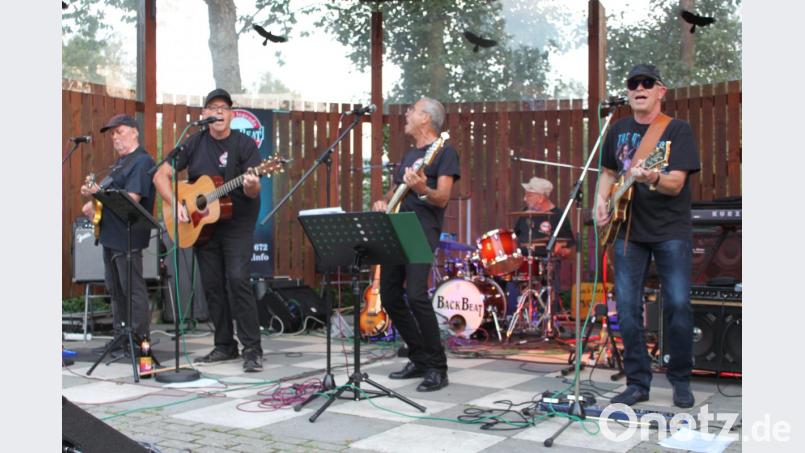 &quot;Back Beat&quot; mit Charlie Hero, Rick Britton, Chris Schaller, Alis Windisch und Bruno Hammer (von links) rocken zum Abschluss der Sommer-Serenaden noch einmal die Freizeitanlage mit ihrer Musik aus den Swinging Sixties. Bild: prh