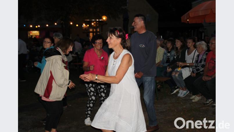 Oldies but Goldies: Zu den Hits von &quot;Back Beat&quot; tanzt das Publikum vor der Bühne in der Freizeitanlage. Bild: prh