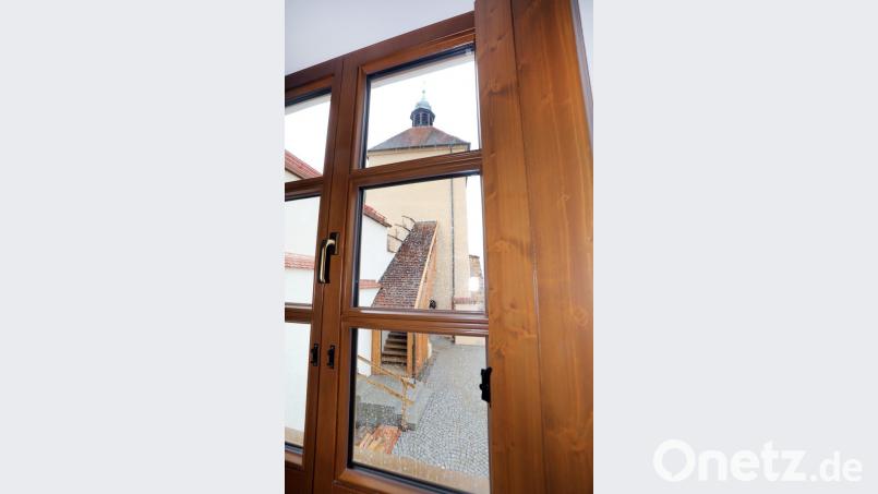 Vom Essplatz aus blicken die Gäste auf den Blasturm. Bild:  Gerhard Götz