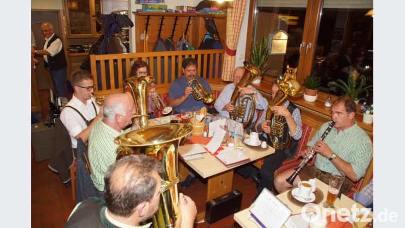 Die Stammtischmusikanten eröffneten den Abend traditionell mit dem Stammtischmarsch. Bild: mmj