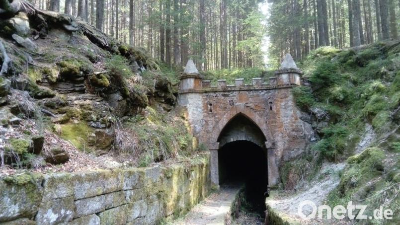 Das Einlauf-Portal des Hirschbergen-Tunnels, der zum Schwarzenberger Schwemmkanal gehört, ist ein wasserbau-technisches Wunderwerk des späten 18. Jahrhunderts. Stifter hat es gekannt. Bild: Bernhard Setzwein
