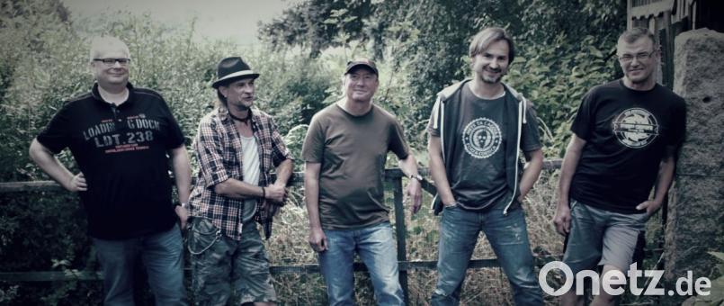 „Rising Storm“ feiert Geburtstag. Karsten Fischer, Buutz Richtmann, Erich Forster, Stefan Puhane und Mirtl Beutler (von links) laden am Samstag, 22. September, in den Gasthof „Weißes Rößl“ ein. Zu sehen und zu hören sind auch einige musikalische Gäste. Bild: prh