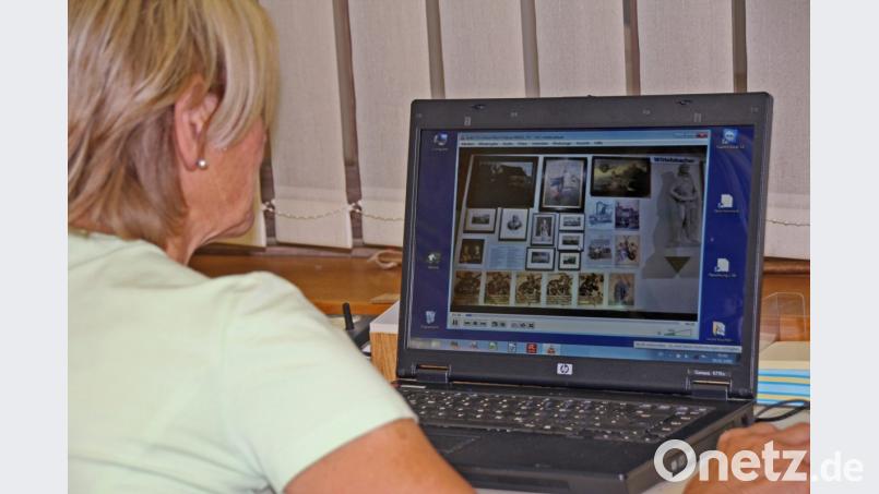 Auf dem Laptop können die Besucher mittels DVD einen virtuellen Rundgang durch die Abteilungen des Schwarzachtaler Heimatmuseums übernehmen. Bild: mp