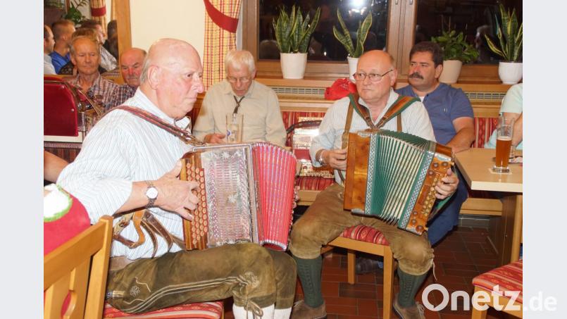 Mit Theo Weigl und Karl-Heinz Deisinger waren wieder alte Bekannte beim Musikantenstammtisch in Lindau dabei. Bild: mmj