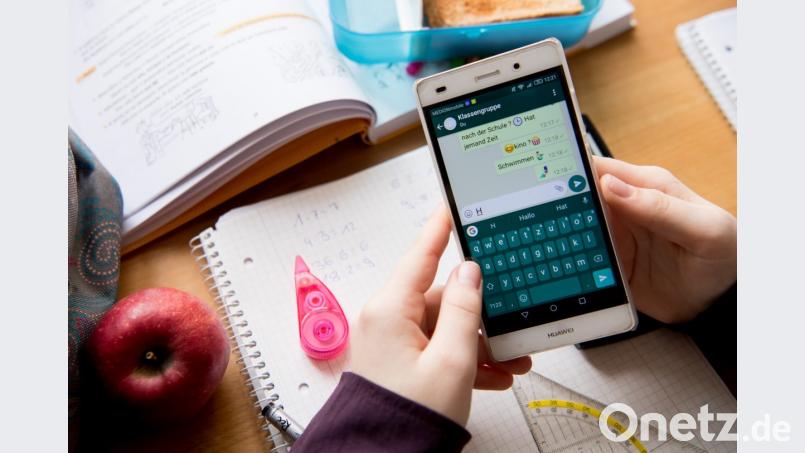 Immer mehr Deutsche legen das Smartphone bewusst zur Seite. In Schulen dagegen wird über eine Verbot diskutiert. Bild: Sven Hoppe/dpa