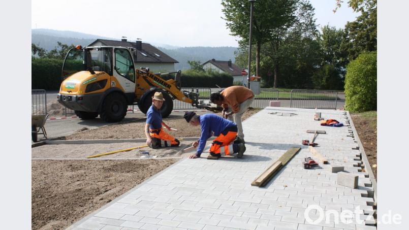 Die Bushaltestelle vor dem Schulgebäude erfuhr in den letzten Tagen der Sommerferien eine neue, breitere Pflasterung. Bild: lg