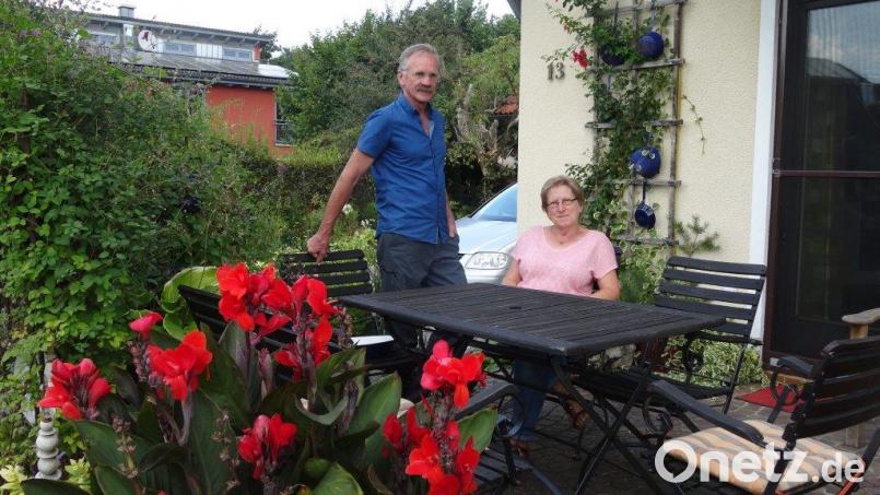 Helga und Arthur Wiesmet mögen beides: im Garten arbeiten und den Garten genießen. Bild: hka