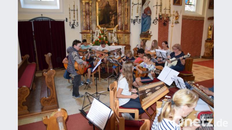 Die Stubenmusik und die Gitarrengruppe unter der Leitung von Rita Butz gestalteten bereits am Nachmittag die erste Schülermesse am Ende der großen Ferien. Bild: swo