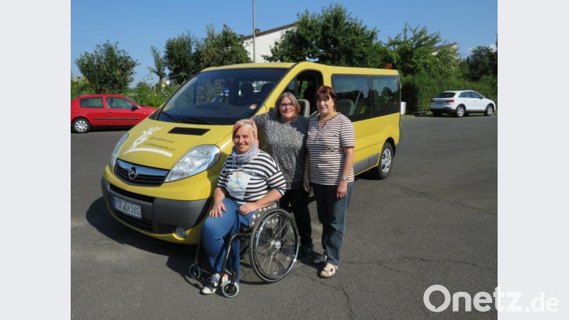 Martina Sötje, Silvia Rafaniello und Annemarie Schöner (von links) von der „SHG Behinderte und Nichtbehinderte im Landkreis Tirschenreuth“ sind auf der Suche nach ehrenamtlichen Fahrern. Bild: ubb