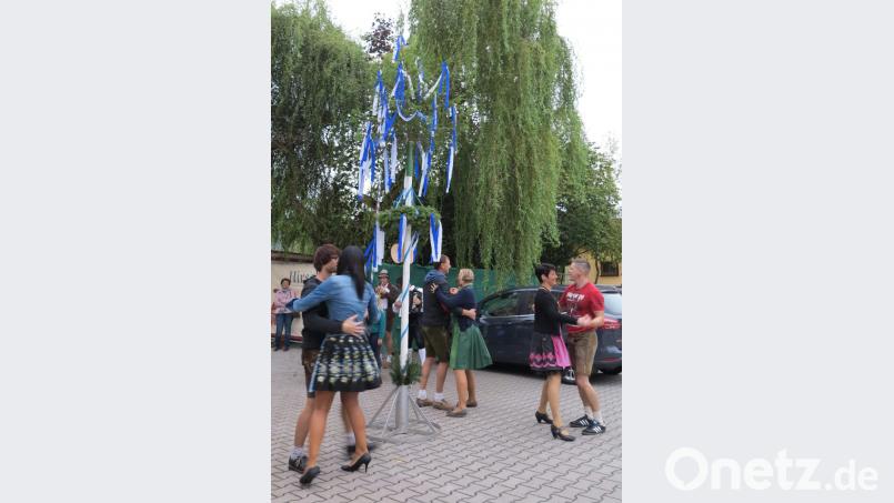 Zum Austanzen des Kirwabaumes organisierten Michaela Meier und Regina Merkl drei Kirwapaare. Zu den Klängen der Höidlbrummer tanzten sie die Sternpolka und einen Walzer. Bei diesem gesellten sich als viertes Paar Christian Gnan und Melissa Bosser dazu. Bild: u