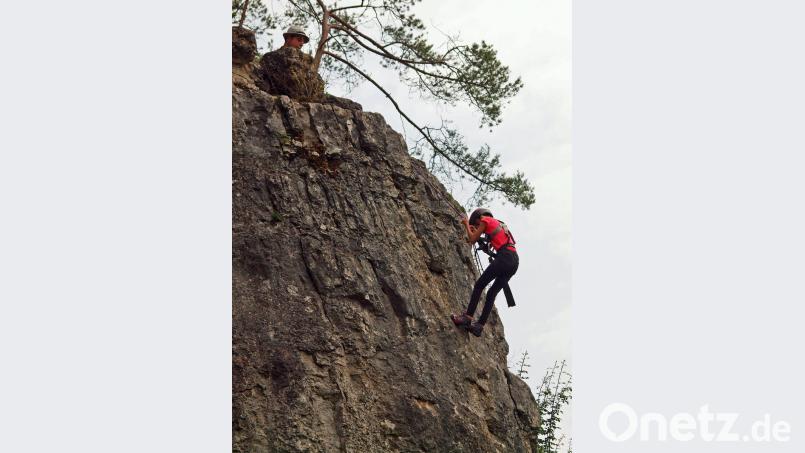 Johannes Haas (oben) eingewiesen und gut gesichert mit Seil und Sicherheitshelm waren die Kids beim Klettern am Holzfelsen. Bild: sön