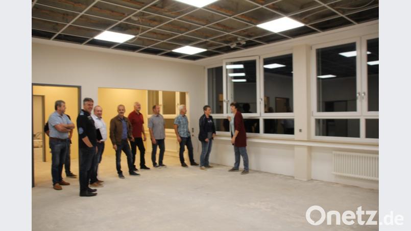 Die Gemeinderäte, viele von ihnen haben auch selbst mit Hand angelegt, waren mit dem Baufortschritt recht zufrieden, dennoch gibt bis zum „Ende der Baustelle“ noch viel zu tun. Bilder: frd Bild: frd