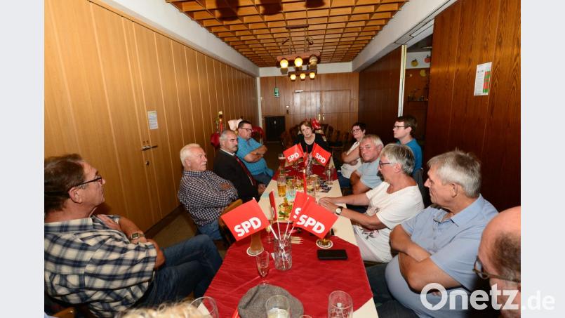 MdL Annette Karl (Mitte) erörtert mit den Genossen und Genossinnen aus Luhe und Oberwildenau aktuelle Themen wie Barrierefreiheit und Bereitstellung von bezahlbarem Wohnraum. Bild: bey