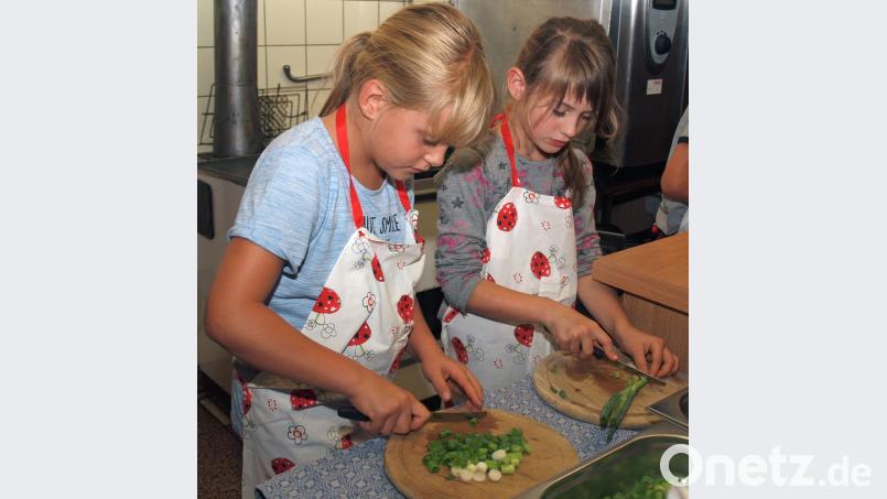 Fleißig wurden Lauchstangen geschnipselt. Bild: sön