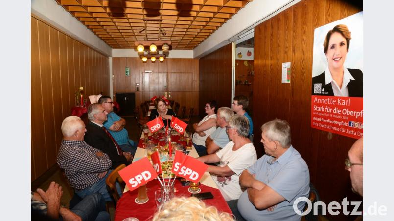 MdL Annette Karl (Mitte) erörtert mit den Genossen und Genossinnen aus Luhe und Oberwildenau aktuelle Themen wie Barrierefreiheit und Bereitstellung von bezahlbarem Wohnraum. Bild: bey