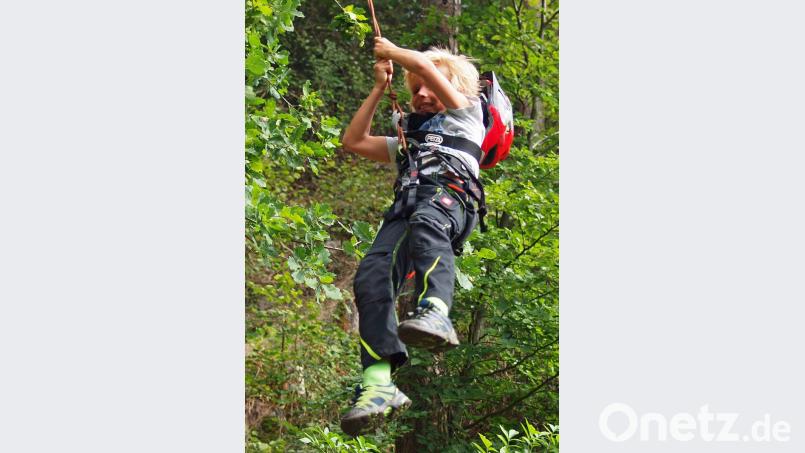 „Des gribbelt ganz schö im Bauch“ meinten einige beim Ablassen mit der Seilrutsche. Bild: sön