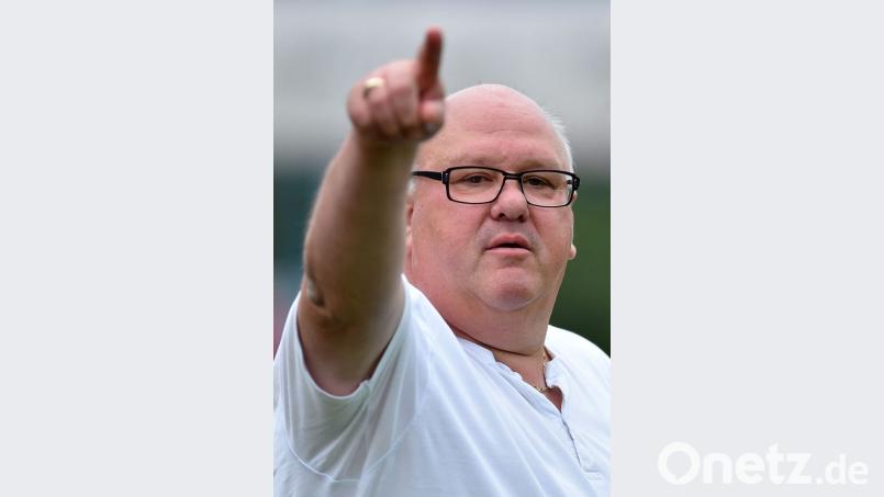 Etzenrichts Trainer Rüdiger Fuhrmann war mit einem Zähler in Burglengenfeld unzufrieden. „In unserer Situation ist das zu wenig“, sagte er bei der Pressekonferenz. Bild: A. Schwarzmeier