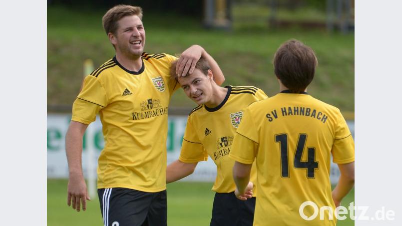 Manuel Plach (links) beglückwünscht Bastian Freisinger, den dreifachen Torschützen des SV Hahnbach. Bild: ref